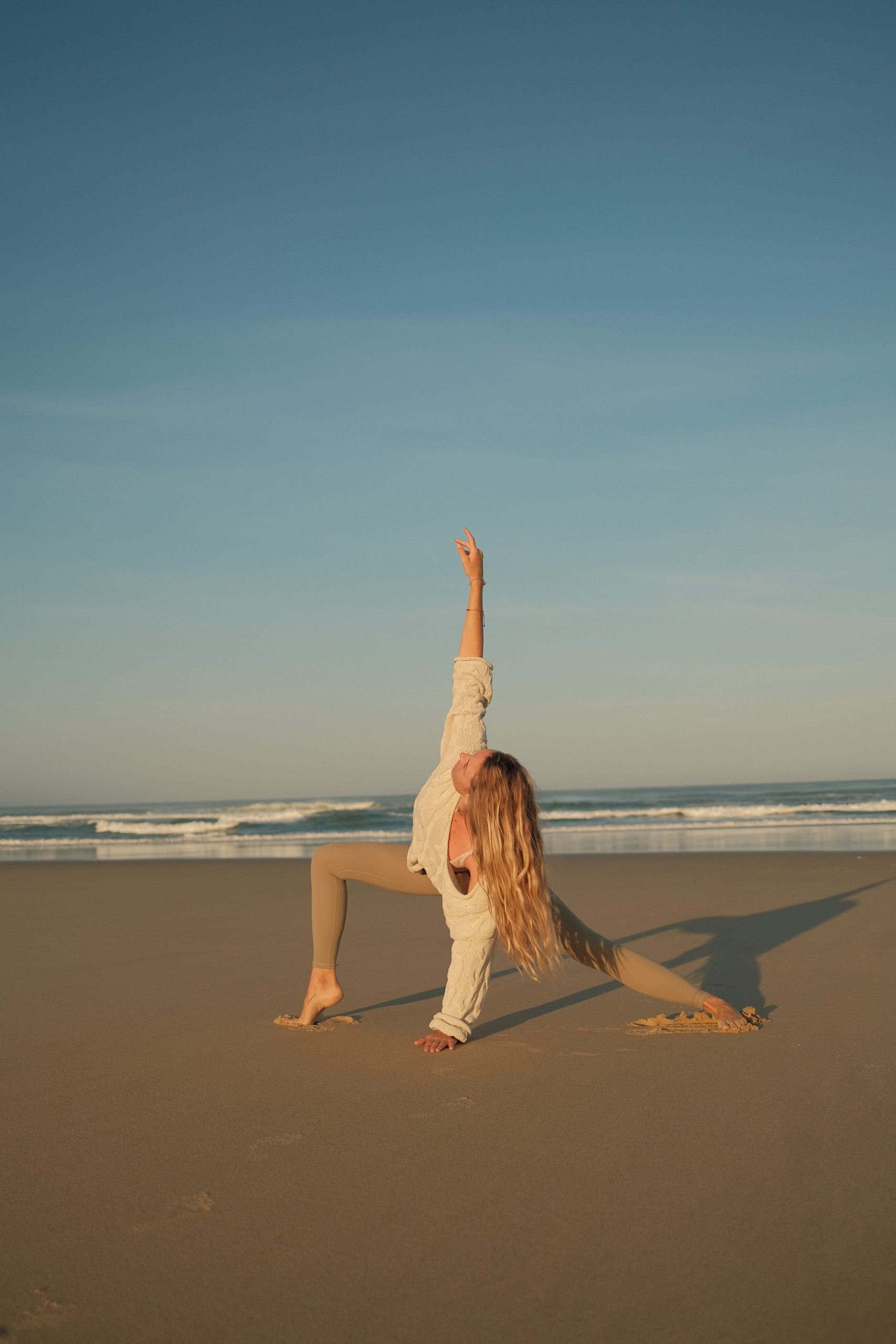 yoga plage surfeuse 